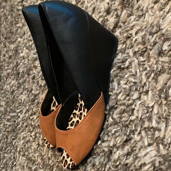 Suzy Shier Wedge Pumps - Picture 3 of 4